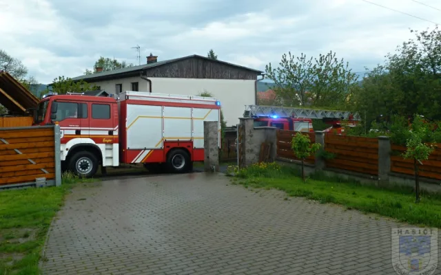 Blesk udeřil do antény domu a zapálil elektroinstalaci. Foto: Hasiči Hrádek nad Nisou
