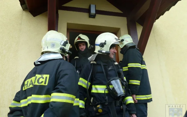 Blesk udeřil do antény domu a zapálil elektroinstalaci. Foto: Hasiči Hrádek nad Nisou