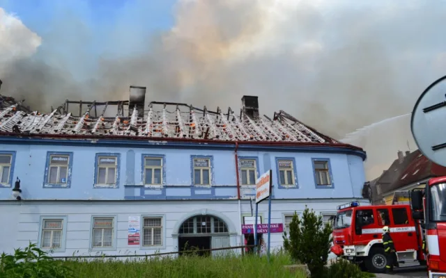 V České lípě hořel měšťanský dům, škoda jde do milionů. Foto: HZSLK
