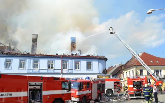 V České lípě hořel měšťanský dům, škoda jde do milionů. Foto: HZSLK