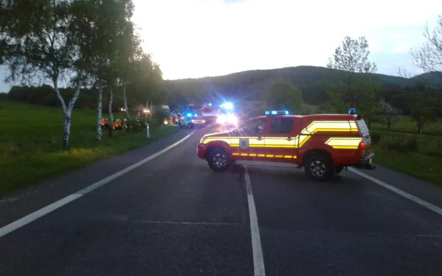U Jítravy vystříhávali hasiči těžce zraněnou řidičku z auta. Foto: Hasiči Hrádek nad Nisou