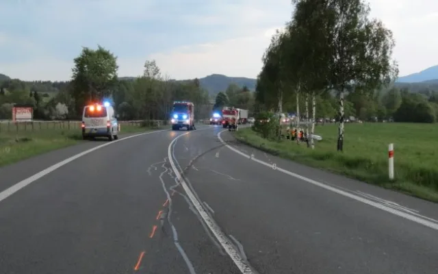 U Jítravy vystříhávali hasiči těžce zraněnou řidičku z auta. Foto: Policie ČR