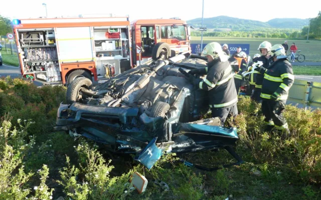 Při tragické nehodě v Hrádku zemřel třiapadesátiletý Němec. Foto: HZSLK