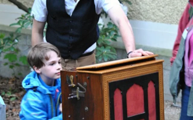 Flašinetář svůj stroj půjčil i dětem. Foto: malý Ptica