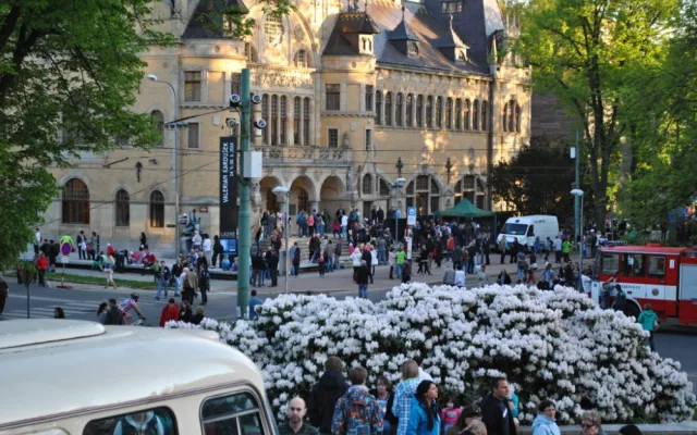 Na prostranství mezi muzeem a galerii bylo hodně živo. Foto: malý Ptica