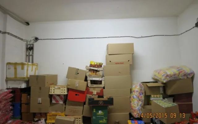 Inspekce zavřela samošku na Frýdlantsku. Majitel spal mezi zbožím