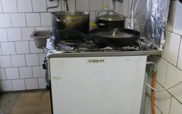 Inspekce zavřela samošku na Frýdlantsku. Majitel spal mezi zbožím