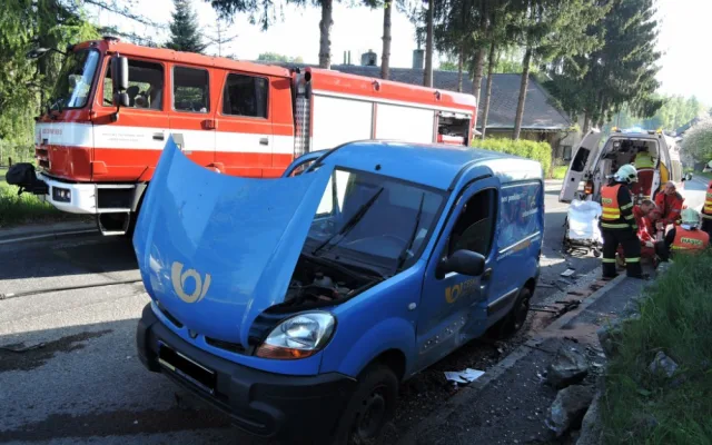 Pošťačka nabourala do protijedoucího auta, jeho řidič z místa utekl