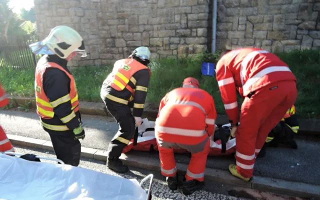 Pošťačka nabourala do protijedoucího auta, jeho řidič z místa utekl