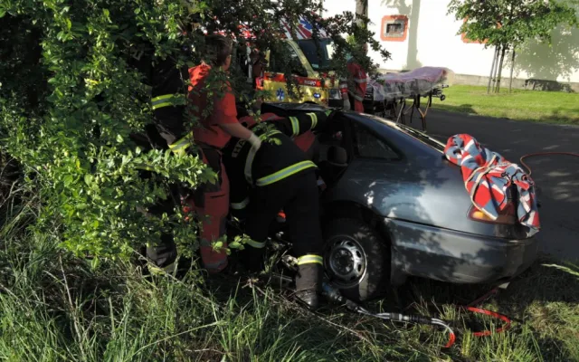 Poraněného řidiče museli za Turnovem vystříhávat hasiči. Foto: HZSLK
