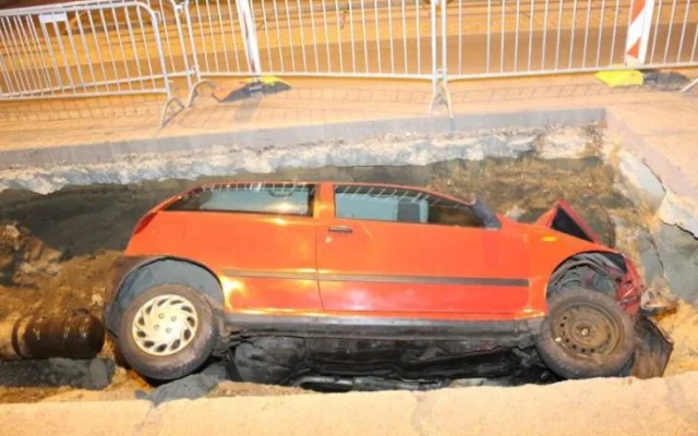 Mladá řidička schovala Punto do výkopu. Zranila sebe i kamaráda. Foto: Policie ČR