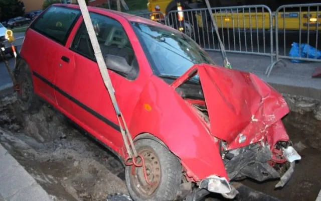 Mladá řidička schovala Punto do výkopu. Zranila sebe i kamaráda. Foto: Policie ČR