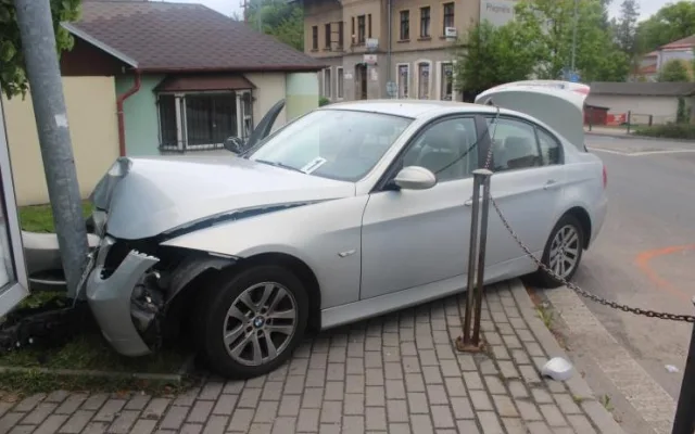 Řidič BMW si spletl pedály, zastavila ho až lampa u silnice. Foto: Policie ČR