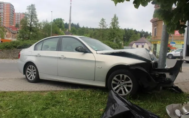 Řidič BMW si spletl pedály, zastavila ho až lampa u silnice. Foto: Policie ČR