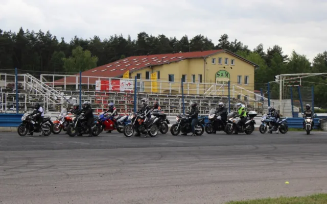Na Autodromu v Sosnové se 60 motocyklistů učilo, jak "přežít"