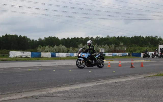 Na Autodromu v Sosnové se 60 motocyklistů učilo, jak "přežít"