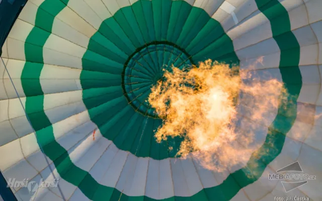 Balón může létat díky ohřátému vzduchu