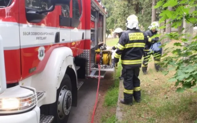 Dívenku zaseklou mezi větvemi museli vyprostit hasiči. Foto: Hasiči Frýdlant