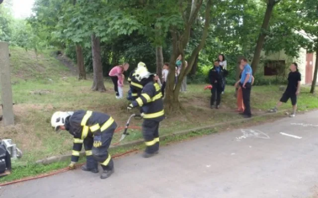 Dívenku zaseklou mezi větvemi museli vyprostit hasiči. Foto: Hasiči Frýdlant