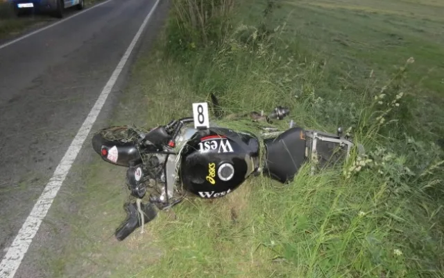 Na stejném úseku havarovali dva řidiči, každý do jiného stromu. Foto: Policie ČR