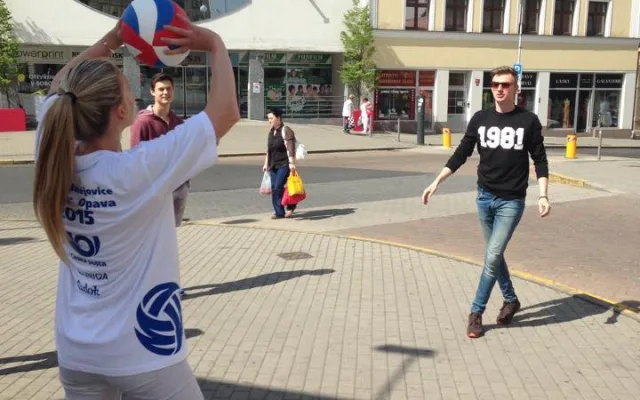 Ulice Liberce patřily volejbalu. Odbíjelo se u kraje i před radnicí