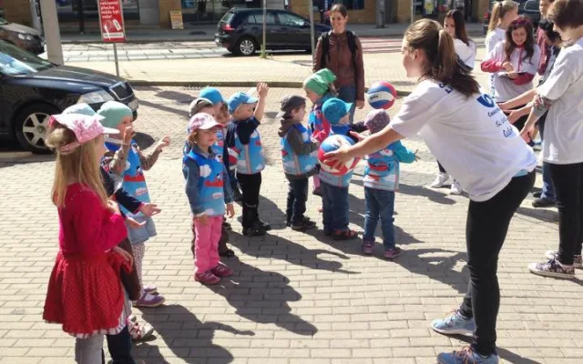Ulice Liberce patřily volejbalu. Odbíjelo se u kraje i před radnicí