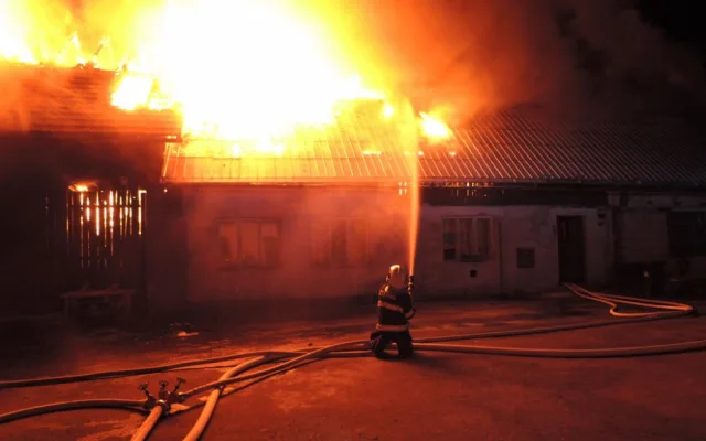 V noci shořela stodola a část domu ve vesnici u Turnova. Foto: HZSLK