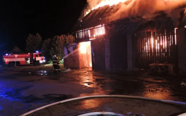 V noci shořela stodola a část domu ve vesnici u Turnova. Foto: HZSLK