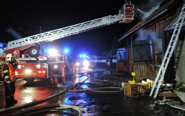 V noci shořela stodola a část domu ve vesnici u Turnova. Foto: HZSLK
