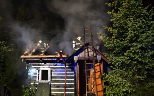 V Jizerkách shořela v noci roubenka, škoda je půl milionu. Foto: HZSLK