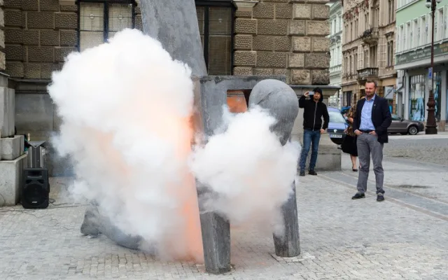 Před radnicí v je nová socha - postava spojená s židlí. Foto: Jan Král