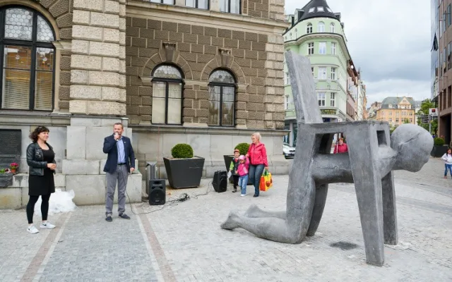 Před radnicí v je nová socha - postava spojená s židlí. Foto: Jan Král