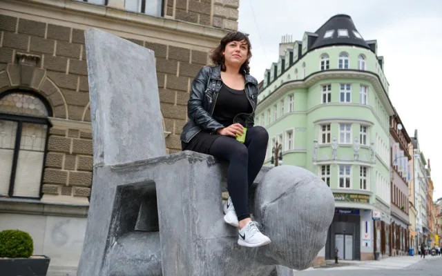 Před radnicí v je nová socha - postava spojená s židlí. Foto: Jan Král
