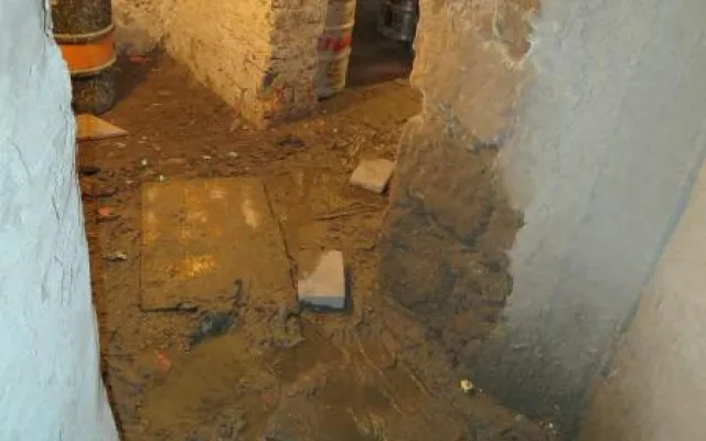 Bahno a špína. Inspekce uzavřela sklep restaurace Na Růžku. Foto: SZPI