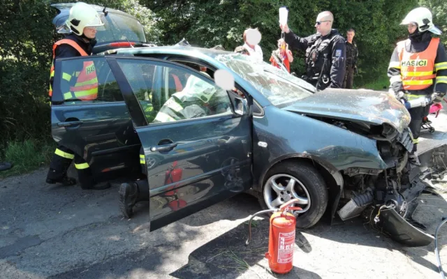 Vážně poraněného řidiče museli z Golfu vyprostit hasiči. Foto: HZSLK