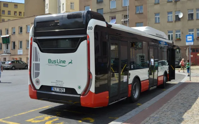 Ulice Jablonce brázdí od června nové autobusy. Foto: BusLine
