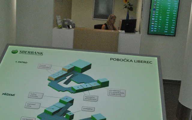 V Paláci Nisa šustí papíry a cvakají klávesnice. Kavárnu nahradila banka
