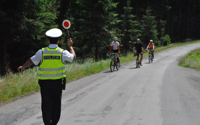 Policisté odměňovali cyklisty. Některé nealko pivem jiné pokutou