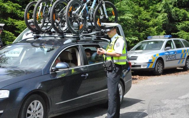 Policisté odměňovali cyklisty. Některé nealko pivem jiné pokutou