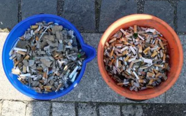 Úklidová četa posbírala na frýdlantském náměstí dva kýble vajglů. Foto: Martina Petrášková
