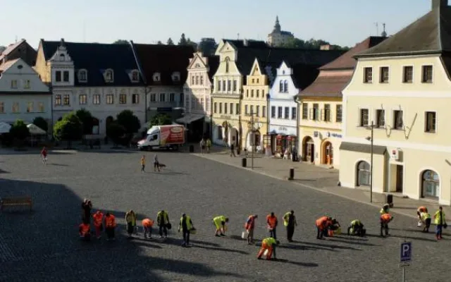 Úklidová četa posbírala na frýdlantském náměstí dva kýble vajglů. Foto: Martina Petrášková