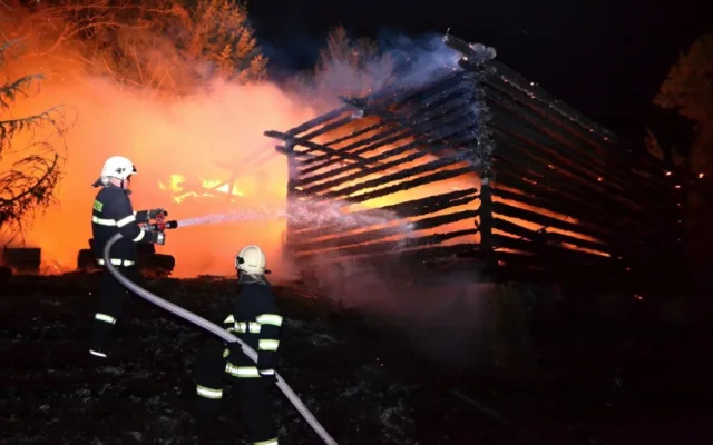 Noční požár chalupy na Semilsku napáchal škody za milion