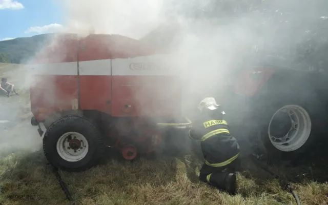 Hasiče zaměstnal hořící traktor na louce v Oldřichově. Foto: HZSLK