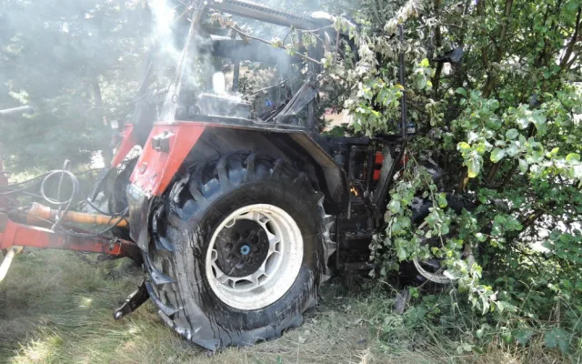 Hasiče zaměstnal hořící traktor na louce v Oldřichově. Foto: HZSLK
