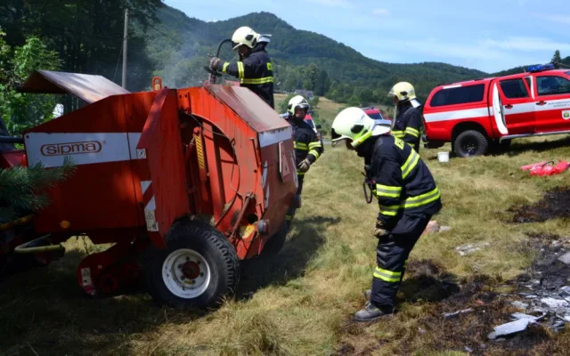Hasiče zaměstnal hořící traktor na louce v Oldřichově. Foto: HZSLK