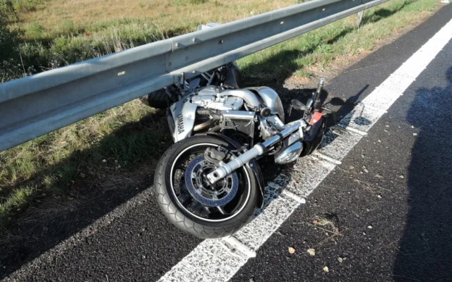 U Bílého Kostela se poranil motocyklista, střetl se s autem. Foto: HZSLK