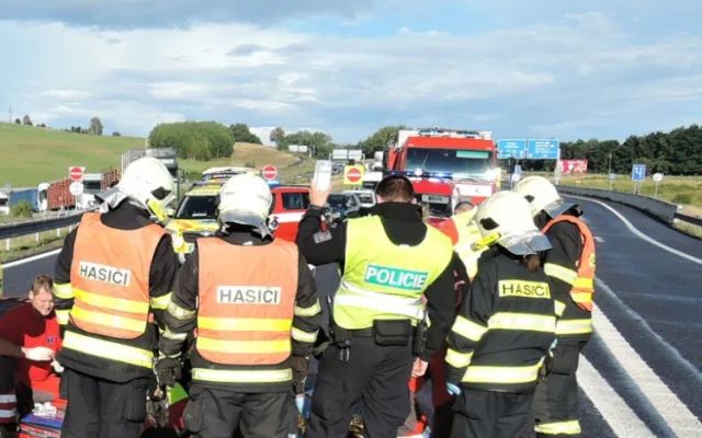 U Bílého Kostela se poranil motocyklista, střetl se s autem. Foto: HZSLK