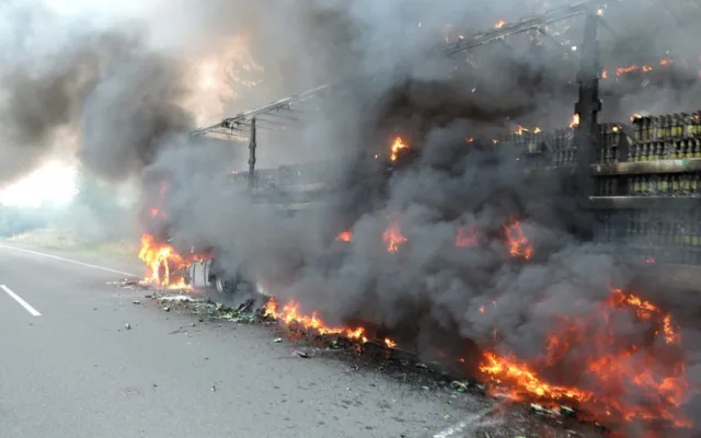 Škoda jde do milionů. Na rychlostce shořel kamion plný piva. Foto: HZSLK