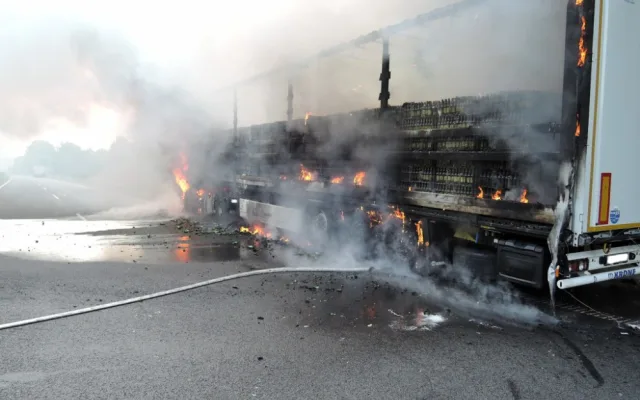 Škoda jde do milionů. Na rychlostce shořel kamion plný piva. Foto: HZSLK