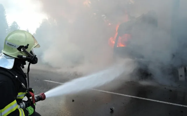 Škoda jde do milionů. Na rychlostce shořel kamion plný piva. Foto: HZSLK